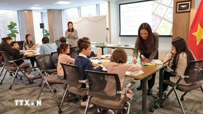 Vietnamese American individuals spread Vietnamese language, images