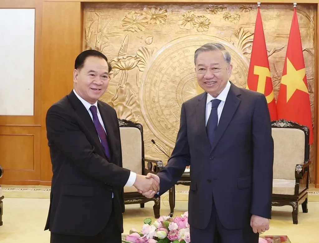 Vietnam strongly supports Laos’s national development: Party chief